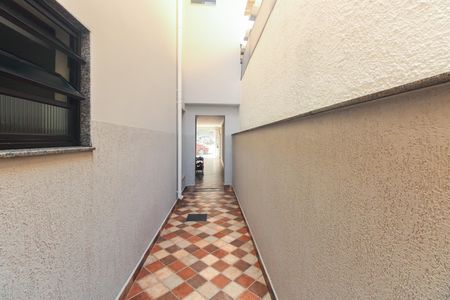Casa à venda com 170m², 3 quartos e 2 vagas Casa à venda com 170m², 3 quartos e 2 vagasCorredor Lateral