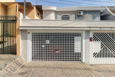 Casa à venda com 170m², 3 quartos e 2 vagas Casa à venda com 170m², 3 quartos e 2 vagasFachada