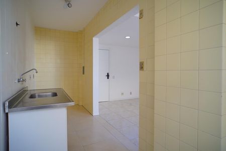 Cozinha  de apartamento à venda com 2 quartos, 42m² em Floresta, Porto Alegre