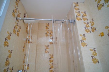 Banheiro  de apartamento à venda com 2 quartos, 42m² em Floresta, Porto Alegre