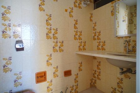 Banheiro  de apartamento à venda com 2 quartos, 42m² em Floresta, Porto Alegre