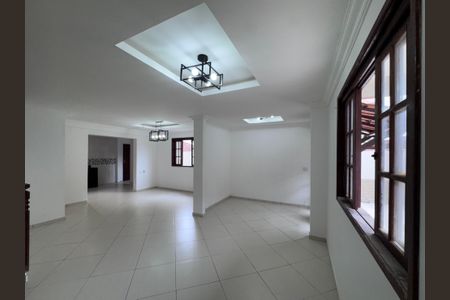 Casa para alugar com 200m², 4 quartos e 3 vagasSala