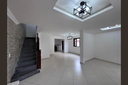 Casa para alugar com 200m², 4 quartos e 3 vagasSala
