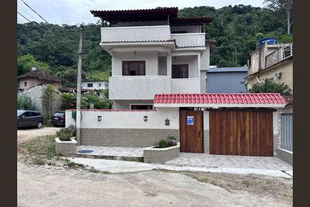 Casa para alugar com 200m², 4 quartos e 3 vagasFachada