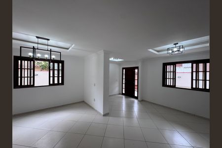 Sala de casa para alugar com 4 quartos, 200m² em Vargem Grande, Rio de Janeiro