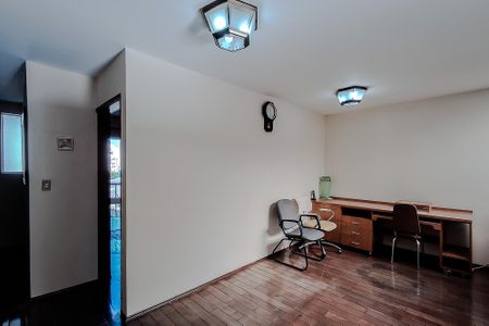 Casa à venda com 197m², 4 quartos e 4 vagasEscritório