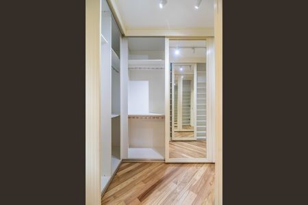Casa de condomínio à venda com 450m², 4 quartos e 4 vagasCloset Quarto Americano