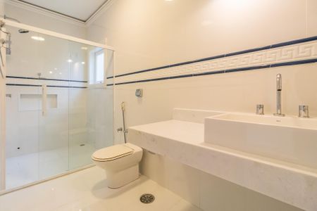 Casa de condomínio à venda com 450m², 4 quartos e 4 vagasBanheiro da Suíte 1