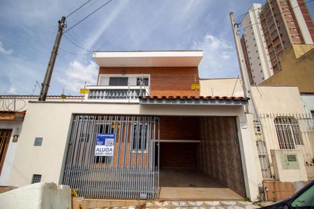 Casa para alugar com 250m², 3 quartos e 2 vagasFachada