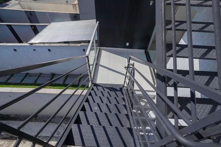 Casa à venda com 120m², 2 quartos e 2 vagasEscada