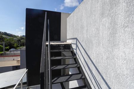 Casa à venda com 120m², 2 quartos e 2 vagasEscada