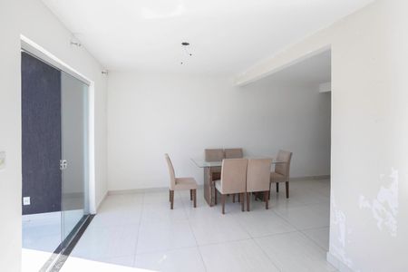 Casa à venda com 120m², 2 quartos e 2 vagasSala