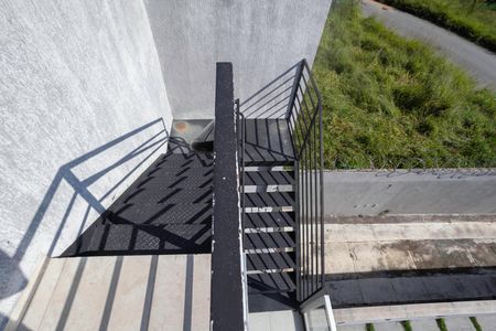 Casa à venda com 120m², 2 quartos e 2 vagasEscada