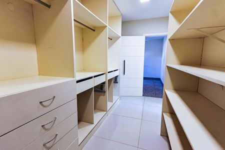Apartamento à venda com 185m², 3 quartos e 3 vagasCloset da suíte
