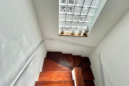 Casa à venda com 134m², 3 quartos e 2 vagasEscada