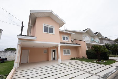 Casa de condomínio para alugar com 281m², 3 quartos e 4 vagas Casa de condomínio para alugar com 281m², 3 quartos e 4 vagasFachada