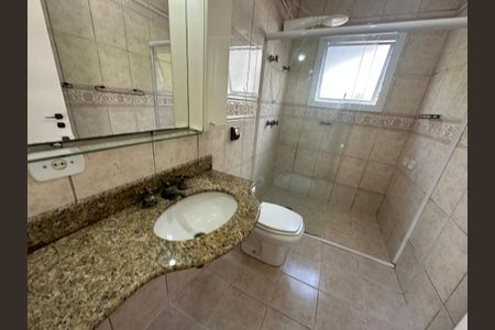 Casa de condomínio para alugar com 260m², 3 quartos e 4 vagasBanheiro da Suíte 2