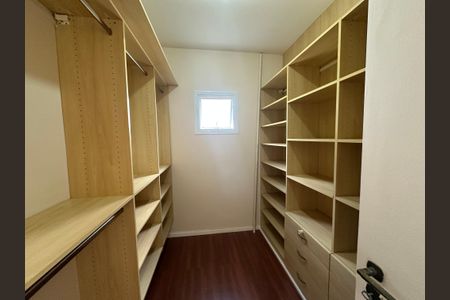 Casa de condomínio para alugar com 260m², 3 quartos e 4 vagasCloset da suíte 2
