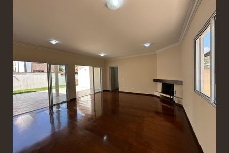 Casa de condomínio para alugar com 260m², 3 quartos e 4 vagasLareira