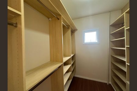 Casa de condomínio para alugar com 260m², 3 quartos e 4 vagasCloset da suíte 2