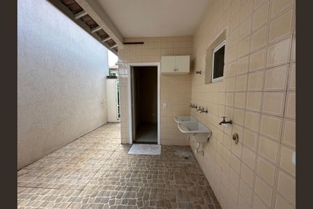 Casa de condomínio para alugar com 260m², 3 quartos e 4 vagasÁrea de Serviço