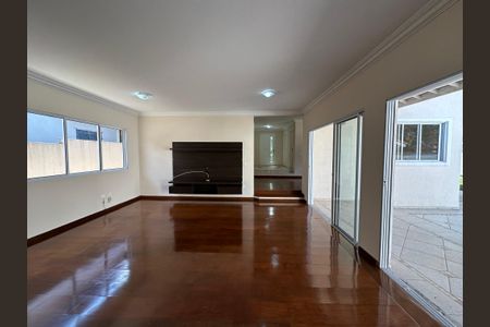 Casa de condomínio para alugar com 260m², 3 quartos e 4 vagasSala de TV