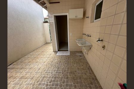 Casa de condomínio para alugar com 260m², 3 quartos e 4 vagasÁrea de Serviço