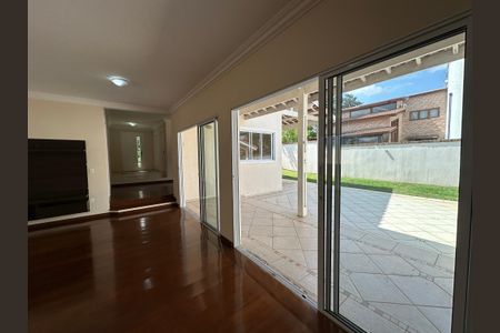 Casa de condomínio para alugar com 260m², 3 quartos e 4 vagasSala de TV