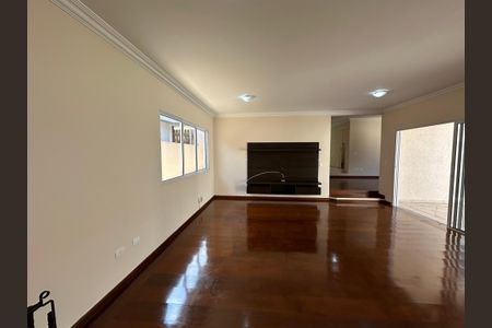Casa de condomínio para alugar com 260m², 3 quartos e 4 vagasSala de TV