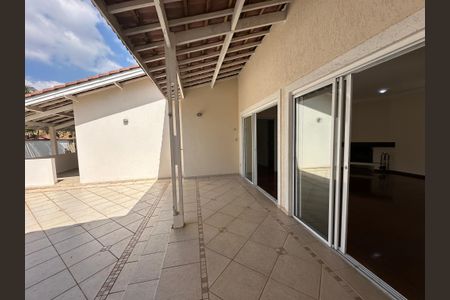 Casa de condomínio para alugar com 260m², 3 quartos e 4 vagasVaranda da Sala