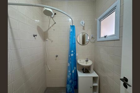 Casa de condomínio para alugar com 260m², 3 quartos e 4 vagasBanheiro de serviço