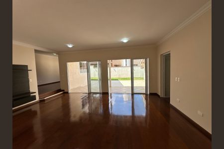 Casa de condomínio para alugar com 260m², 3 quartos e 4 vagasLareira