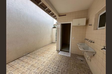 Casa de condomínio para alugar com 260m², 3 quartos e 4 vagasÁrea de Serviço