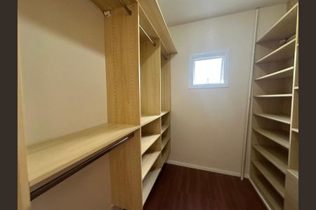 Casa de condomínio para alugar com 260m², 3 quartos e 4 vagasCloset da suíte 2