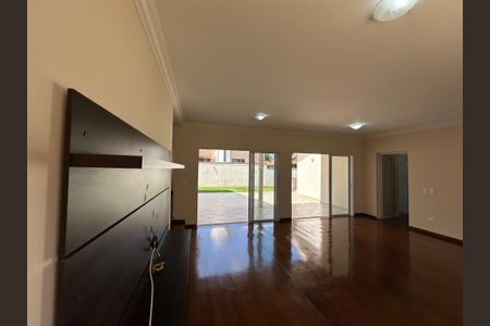 Casa de condomínio para alugar com 260m², 3 quartos e 4 vagasSala de TV