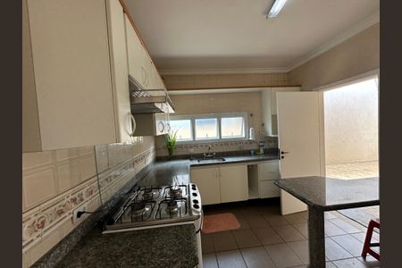 Casa de condomínio para alugar com 260m², 3 quartos e 4 vagasCozinha