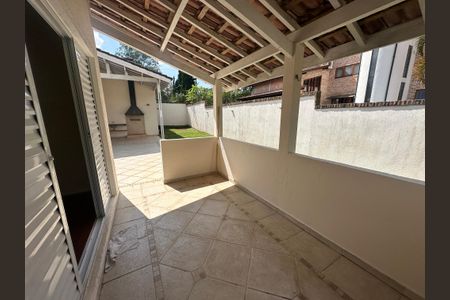 Casa de condomínio para alugar com 260m², 3 quartos e 4 vagasVaranda