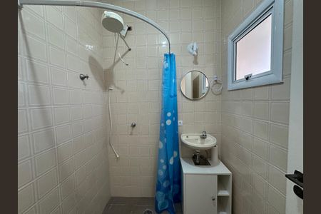 Casa de condomínio para alugar com 260m², 3 quartos e 4 vagasBanheiro de serviço