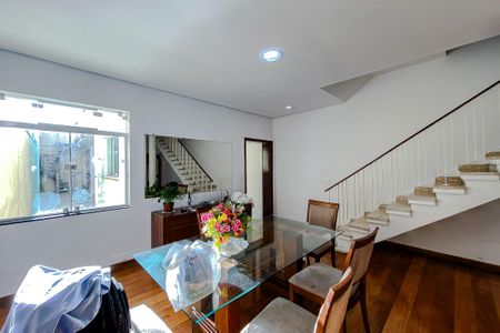 Casa à venda com 180m², 3 quartos e 4 vagasSala