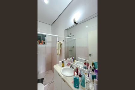 Casa à venda com 180m², 3 quartos e 4 vagasBanheiro da Suíte 2