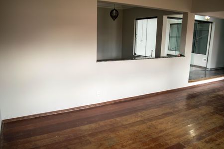 Casa para alugar com 259m², 3 quartos e 4 vagasSala