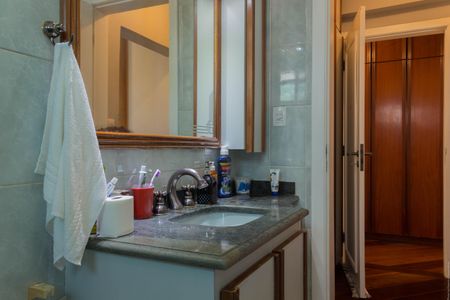 Apartamento à venda com 153m², 4 quartos e 3 vagasBanheiro da Suíte 2