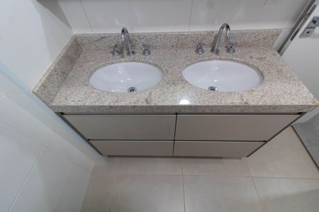 Casa de condomínio à venda com 130m², 2 quartos e 2 vagasBANHEIRO DA SUITE 2