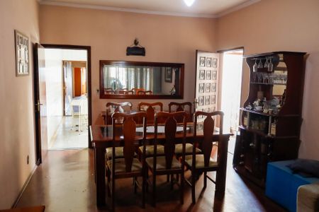 Casa à venda com 157m², 5 quartos e 2 vagassala