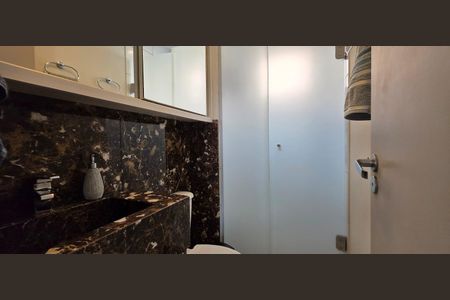 Banheiro de apartamento para alugar com 2 quartos, 53m² em Humaitá, Porto Alegre