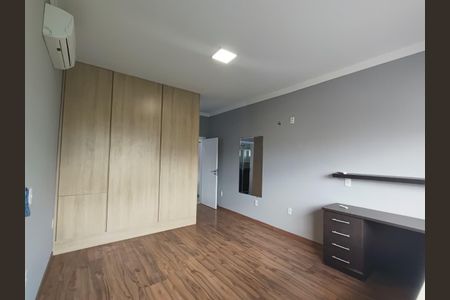 Casa de condomínio para alugar com 282m², 5 quartos e 2 vagas Casa de condomínio para alugar com 282m², 5 quartos e 2 vagasQuarto