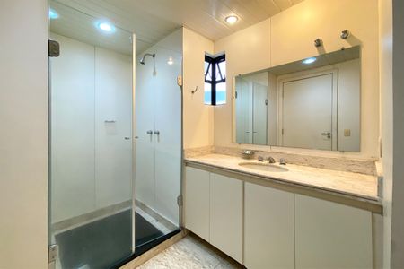 Banheiro de apartamento para alugar com 1 quarto, 50m² em Savassi, Belo Horizonte