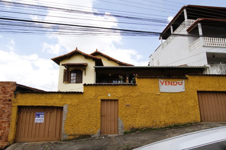 Casa à venda com 360m², 4 quartos e 4 vagasFachada