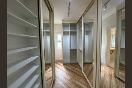 Casa de condomínio à venda com 500m², 4 quartos e 4 vagasCloset