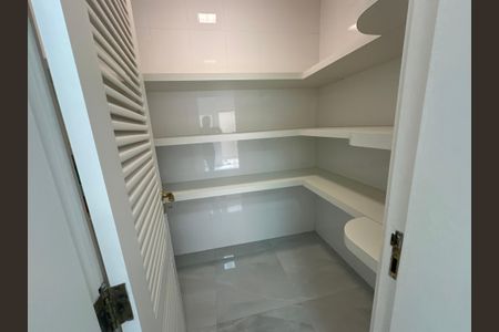 Casa de condomínio à venda com 500m², 4 quartos e 4 vagasDespensa